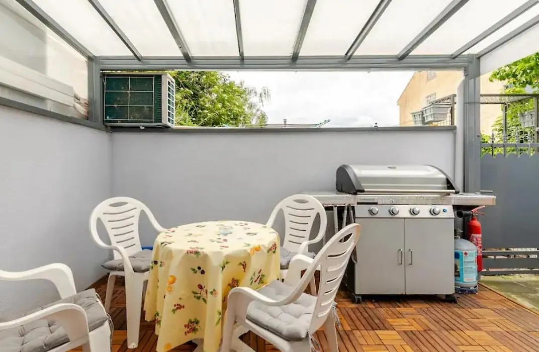 Maisonnette Avec Terrasse-1