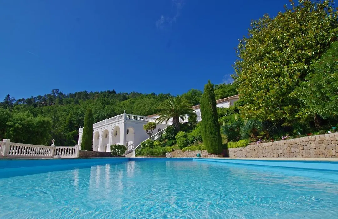 CHAMBRE LUXUEUSE AU CALME AVEC VUE PANORAMIQUE SUR LA BAIE DE CANNES ET L Estérel IMMENSE PISCINE-1