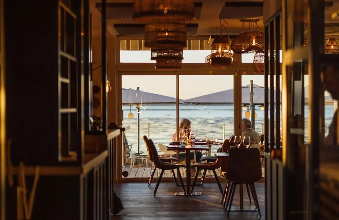 Beach Hotel - Le Grand Chalet-1