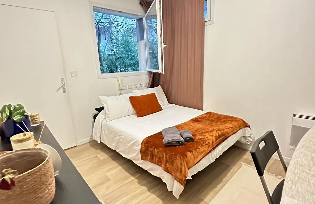 Cozy Studio In La Defense-1
