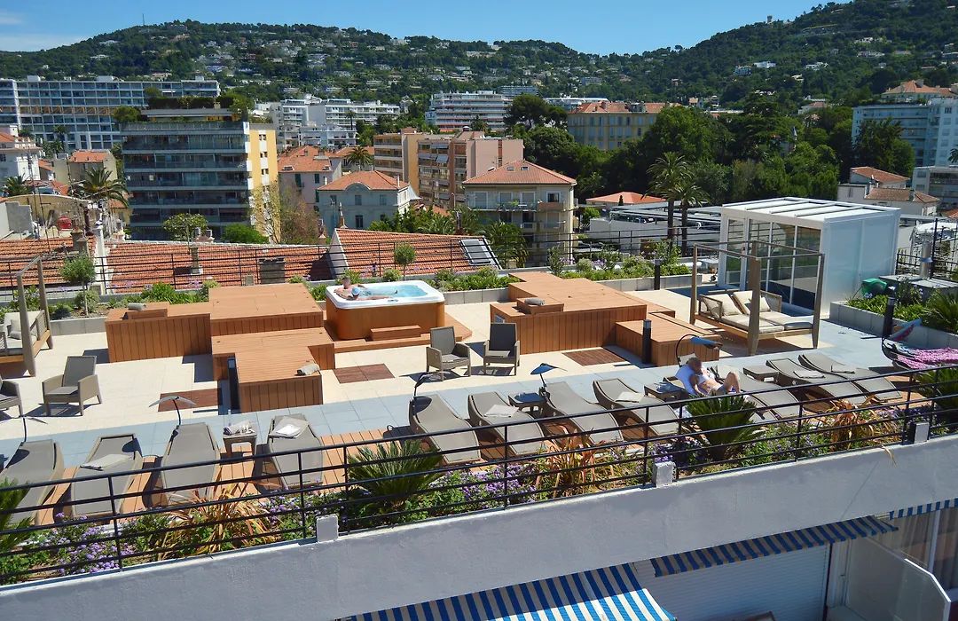 Best Western Premier Le Patio des Artistes Wellness Jacuzzi-1