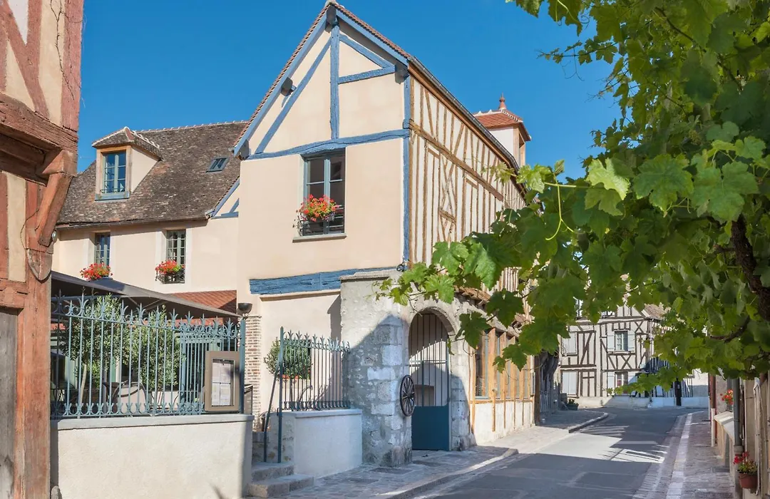 Hôtel Aux Vieux Remparts, The Originals Relais-1