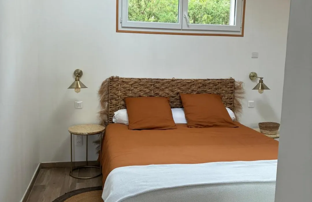 Petite maison avec terrasse.-1