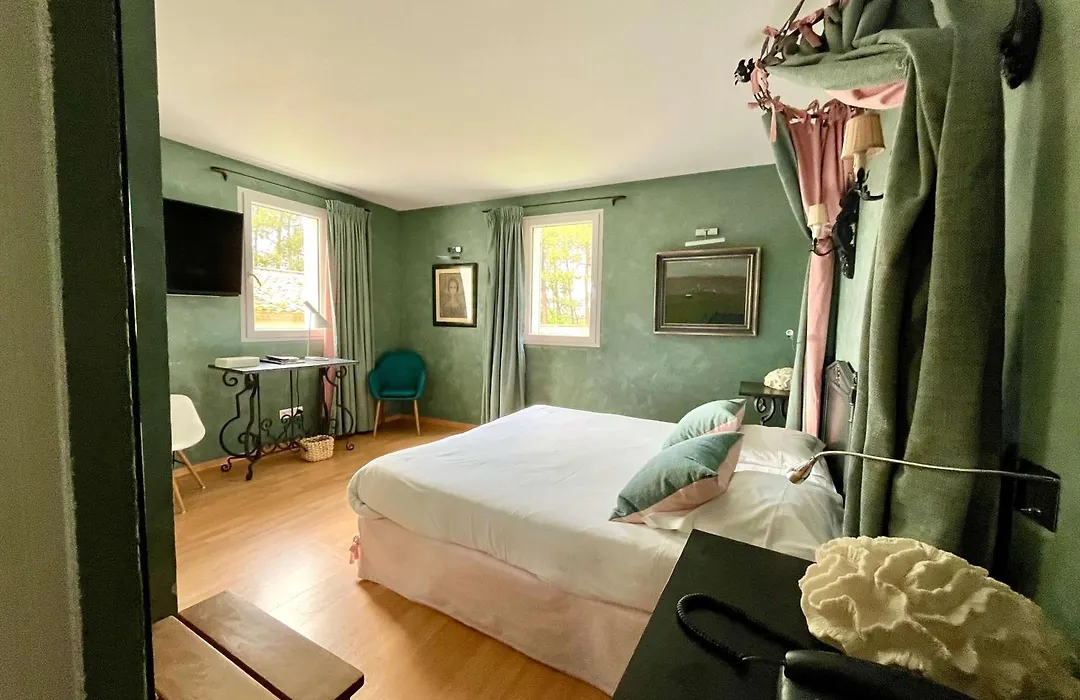 Hôtel des Pins-1