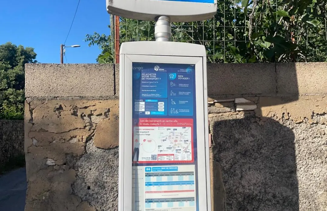 La Chambre Haute, sa kitchenette, son spa et son jardin à Nîmes-1