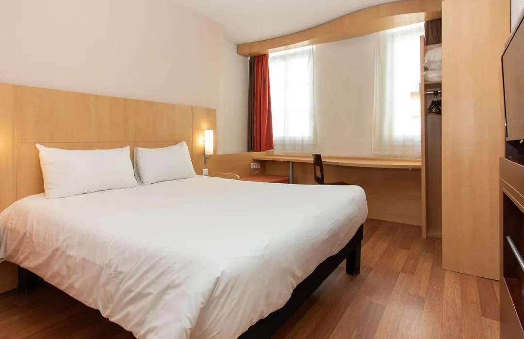 Ibis Rochefort-1