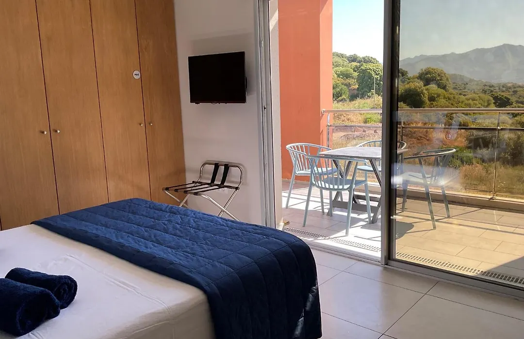 Suite avec 2 chambres d'hôtes pour 1 à 4 personnes avec vue mer, terrasse, climatisation, parking privé, proche port et aéroport, petit déjeuner inclus-1