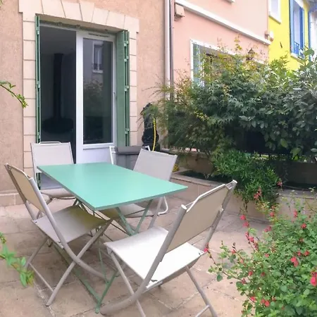 Charming Townhouse With Garden In The City Of Love-3