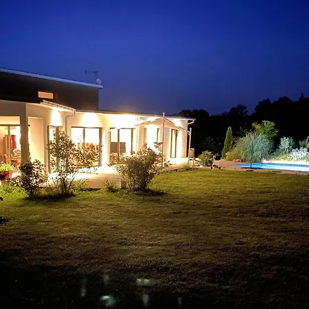Villa contemporaine avec piscine sur 4000 m2 à Rodez 9 personnes-3