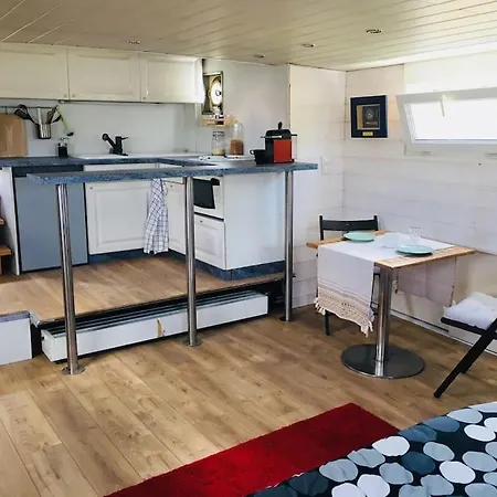 Captain'S Cabin: Cosy Flat On A House Boat-2