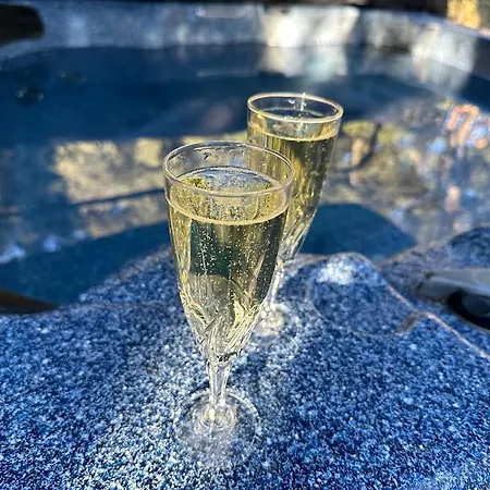 Domaine La Tour - SPA - Jacuzzi - Sauna - Massage - 4 SAISONS - Piscine Chauffée Toute l'année - Heated POOL - 800m City Centre Nyons-2