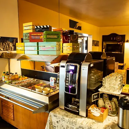 Hotel La Chaumière Garage Moto gratuit À 150 m de la gare SNCF et TMB-3