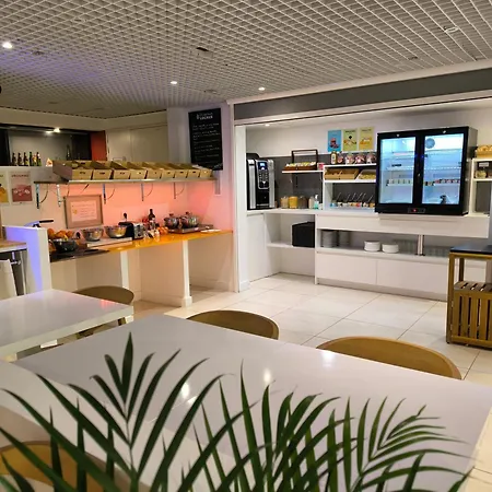 Brit Hotel Porte d'Espagne-2