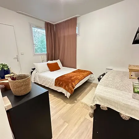 Cozy Studio In La Defense-2