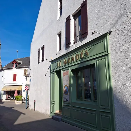 Le Mondes-3