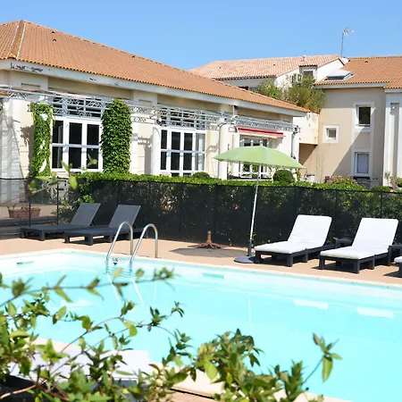 Hotel Le Mas Des Ponts D'Arles-3