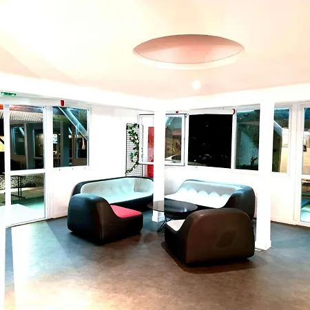 Kyriad Direct Trappes-2