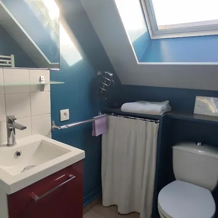 Studio au 2e étage de notre maison de ville-3