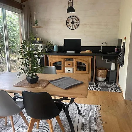 La Chambre Haute, sa kitchenette, son spa et son jardin à Nîmes-3