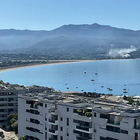 Suite avec 2 chambres d'hôtes pour 1 à 4 personnes avec vue mer, terrasse, climatisation, parking privé, proche port et aéroport, petit déjeuner inclus-2