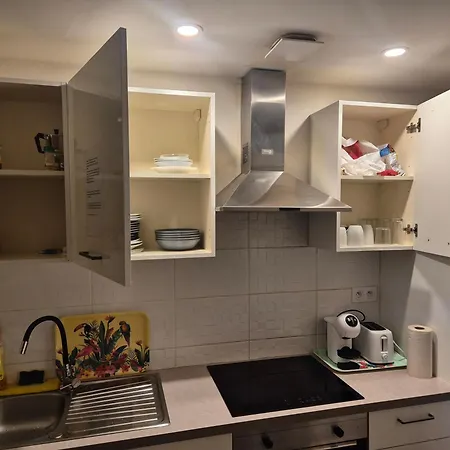Private room near airport 5 min train 3 min&tram on site, beach 7 min, 2 showers&2 toilets , Chambres privatives proche aéroport 5 min train 3 min et tramway sur place, plage 7 min, 2 douches et 2 wc-2
