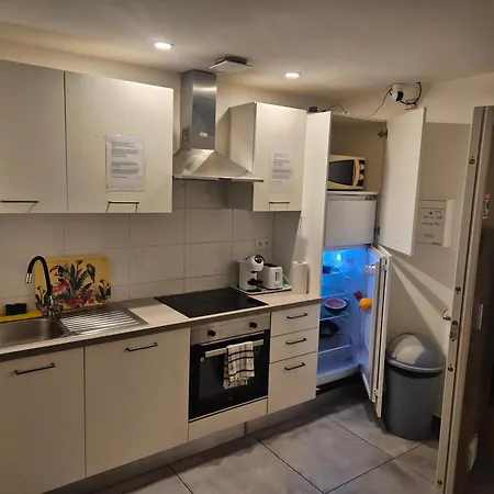 Private room near airport 5 min train 3 min&tram on site, beach 7 min, 2 showers&2 toilets , Chambres privatives proche aéroport 5 min train 3 min et tramway sur place, plage 7 min, 2 douches et 2 wc-3