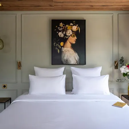 Lizzie Hotel-2