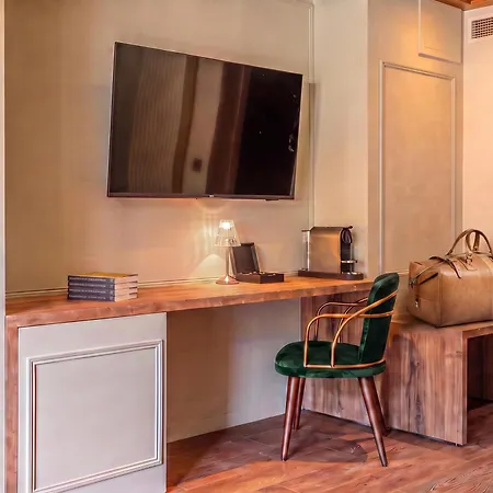 Lizzie Hotel-3