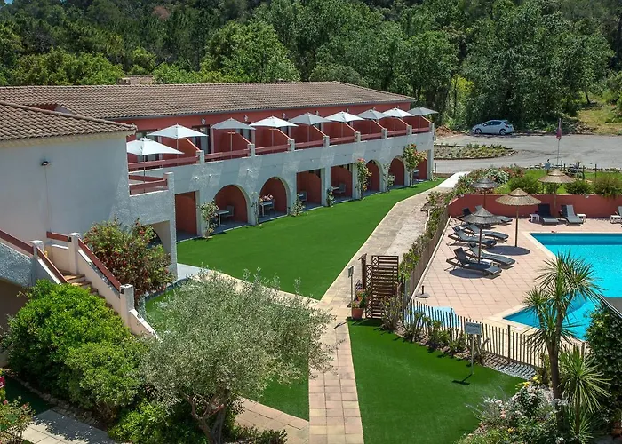 Hotel Les Pins Blancs en Provence à Le Muy