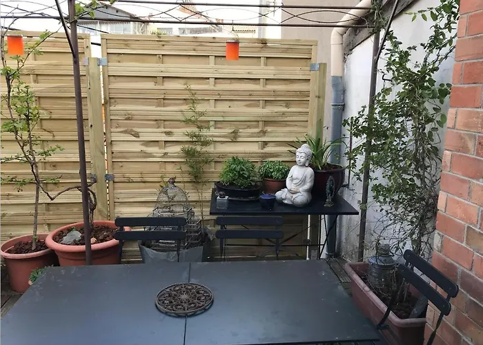 Chambre indépendante avec SDB-Terrasse privative. Centre ville Nimes