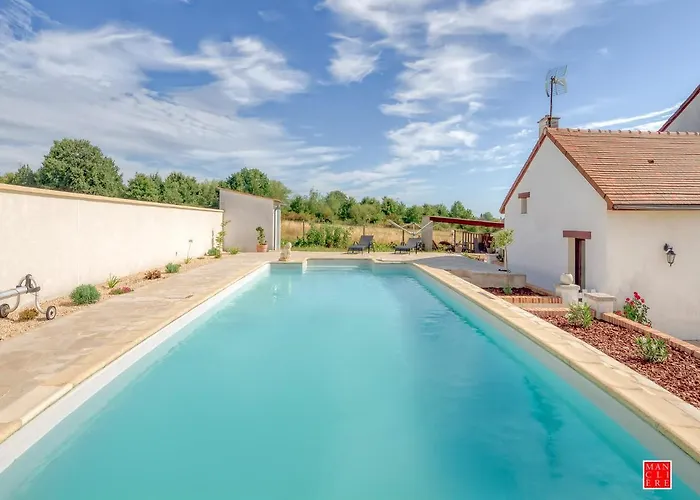 maison blanche piscine et petit déjeuner Châtellerault