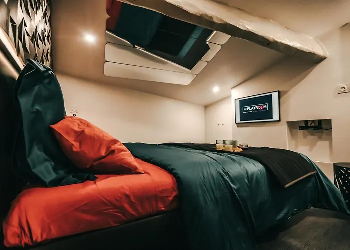Love Room Bordeaux Playroom Avec Salle De Jeux Pour Adultes Et Lit A Eau Chauffant
