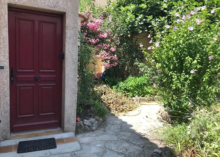 Chambre climatisée avec sdb privée dans une villa avec piscine ouverte d'avril à mi octobre Marsiglia