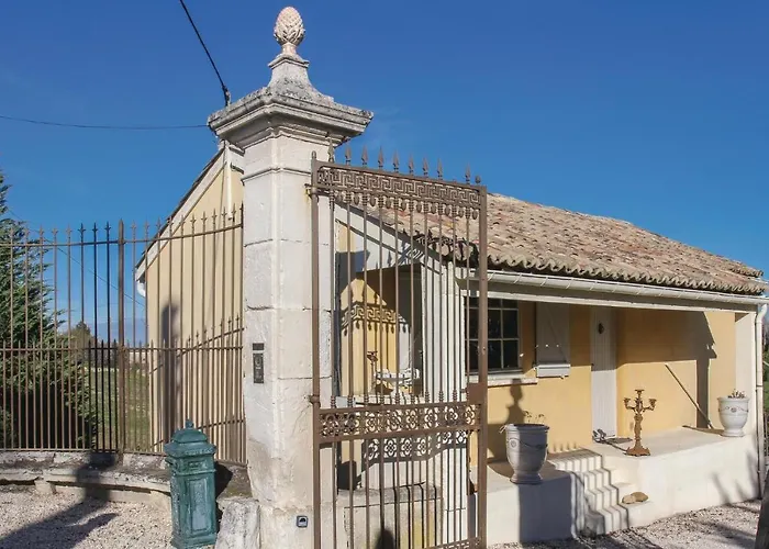 Gorgeous Home In Pont Saint Esprit avec Piscine