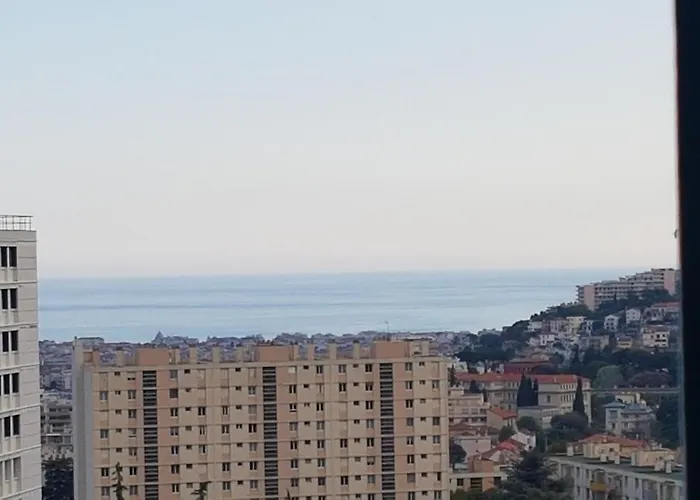 NEW CHEAP PRIVATE ROOM, KITCHEN , OVERWIEUW sea,TRAM on spot, 12 minutes from nice train station with tram , beach in 17 min tram , CHAMBRE PRIVÉE pas cher, cuisine équipée , tram sur place, APERÇU mer, 12 min de la gare de Nice avec le tram, 17 min