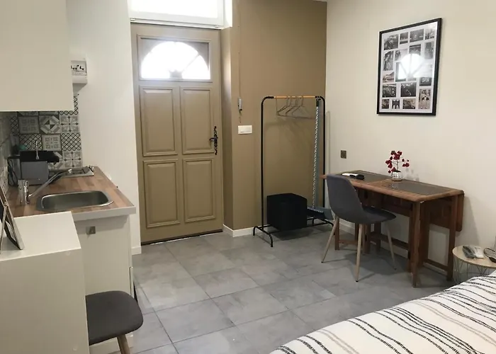 Hotel Studette De 17M2 Avec Parking Prive Gratuit Climatisation Et Petite Cuisine Menton