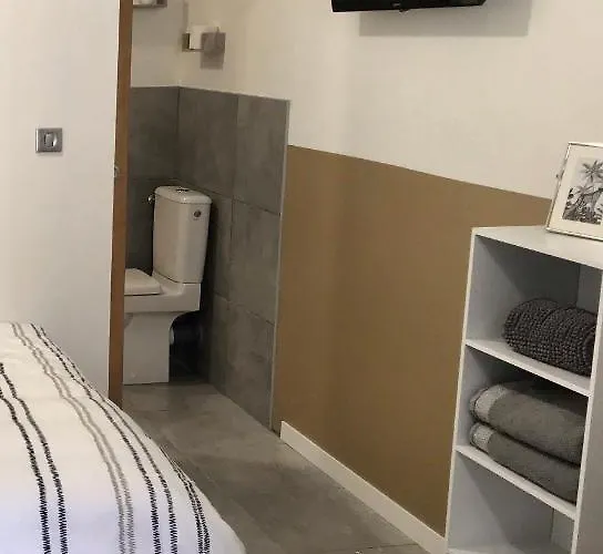 Hotel Studette De 17M2 Avec Parking Prive Gratuit Climatisation Et Petite Cuisine Menton