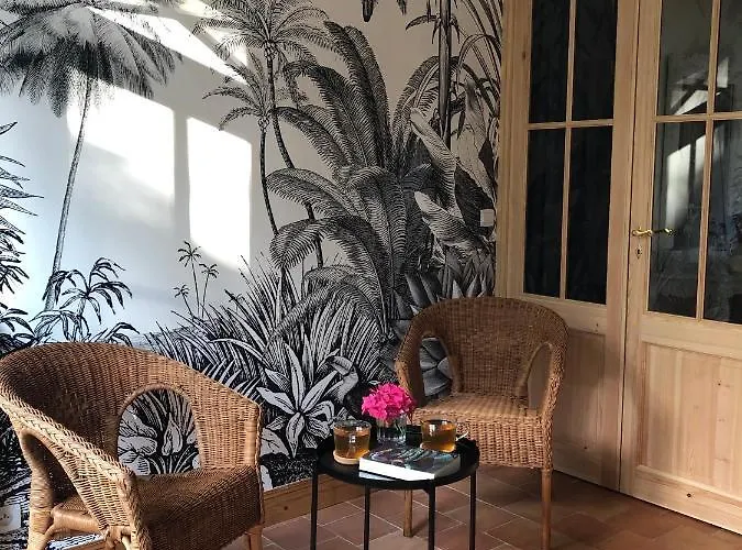 Maison M, chambre privée accès jardin piscine et jacuzzi près de La Rochelle