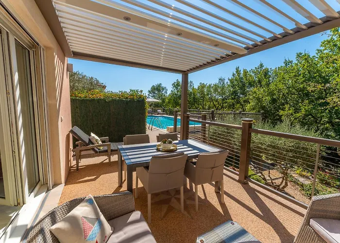 Villa T2 Au coeur des chênes 1831 route de Mazaugues à Saint-Maximin avec Piscine