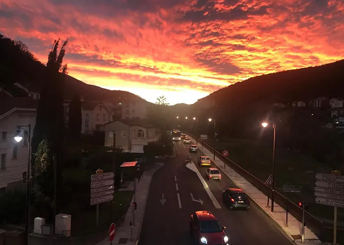 Hébergements à La Rive, Accueil ouvert tous les jours jusqu'à 20h00 dernier délai, depuis 30 ans ! Réserver ici svp ! Merci ! Aucun règlement à distance accepté, Paiement par CB, Espèces, Chèque ou Chèques-Vacances impérativement à la remise des clef