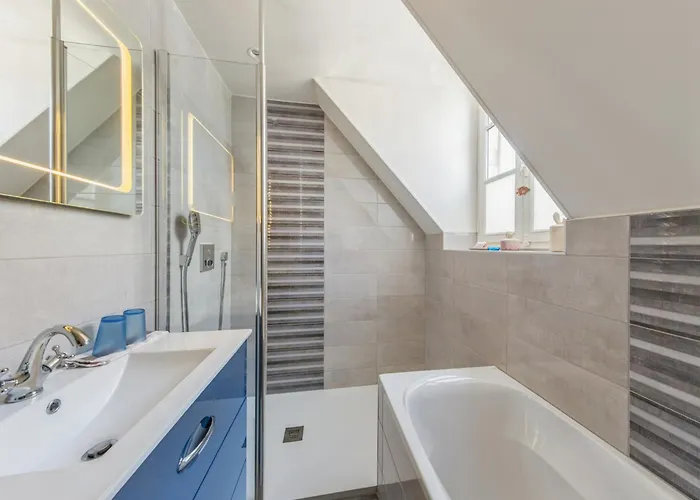 Room In Guest Room - This 10Th Century Home Sits In An Exceptional Setting In The Center Of Orléans