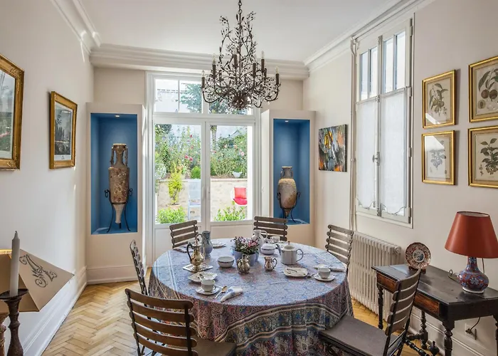 Room In Guest Room - This 10Th Century Home Sits In An Exceptional Setting In The Center Of Orléans