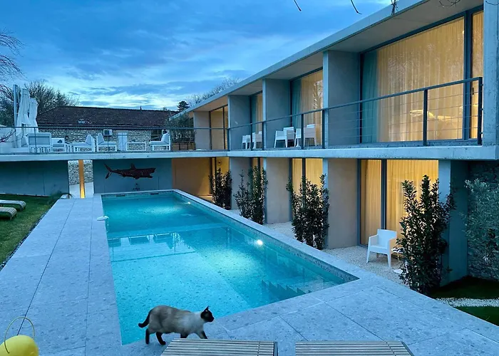 Le Pavillon M, Piscine et Spa au pied du château, Petit-Déjeuner inclus, Parking privé Grignan