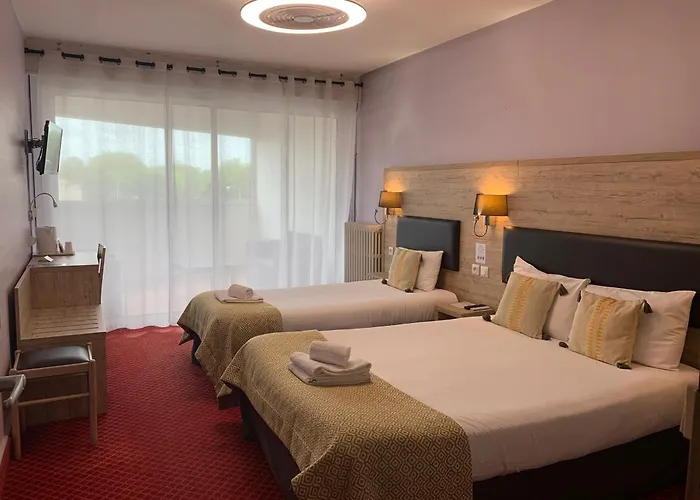Brit Hotel Bleu Nuit Saintes