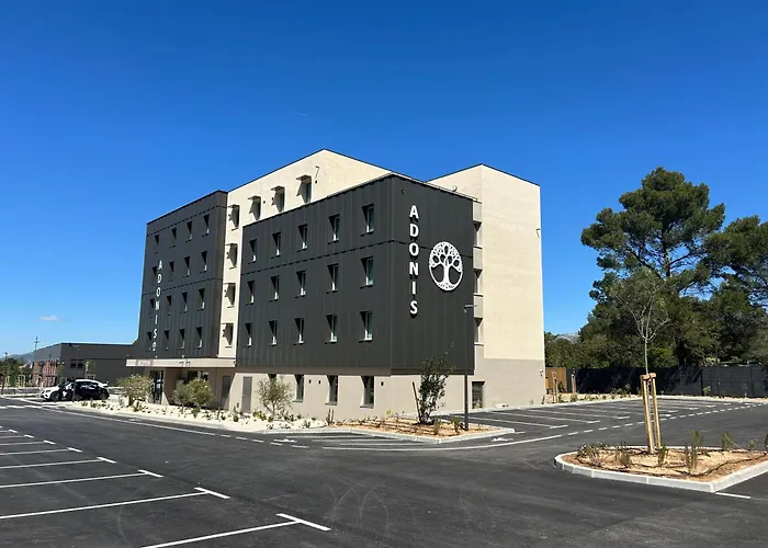 Hotels in Signes