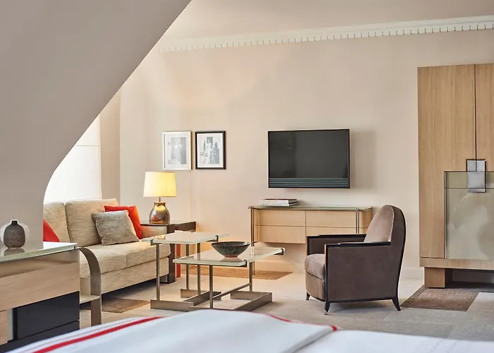 Hotel Plaza Athenee - Dorchester Collection Paris