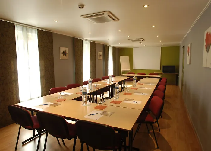 Logis Hotel De Bourgogne - Mâcon met golfbaan