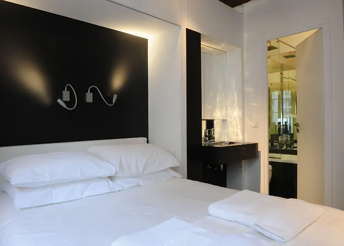 Boutique Hotel De La Place Des Vosges Paris