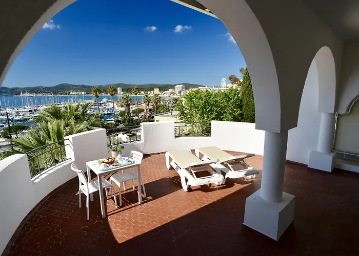 Auberge De La Calanque Le Lavandou