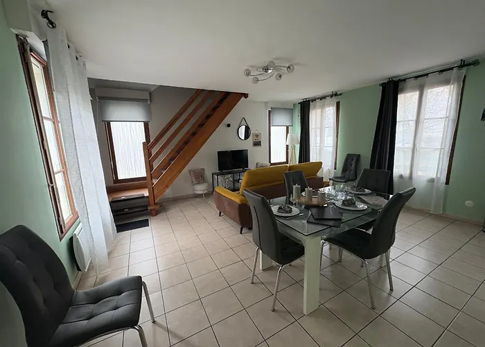 Logis Hôtel- Restaurant Le Relais Guillaume de Normandy-PARKING GRATUIT-Bornes électriques-VUE BAIE TERRASSE-Calme Saint-Valery-sur-Somme